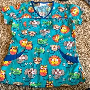 UA scrubs XS pattern scrub top